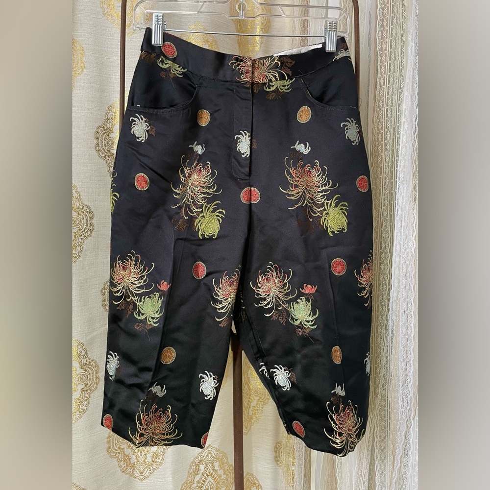 Rare Eric Winterling New York Black Satin Embroidered Capri Pants.